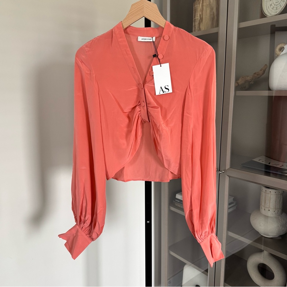 Auteur Studio Harri Satin Coral High Crop Hemline Long Sleeve Top Blouse S NEW